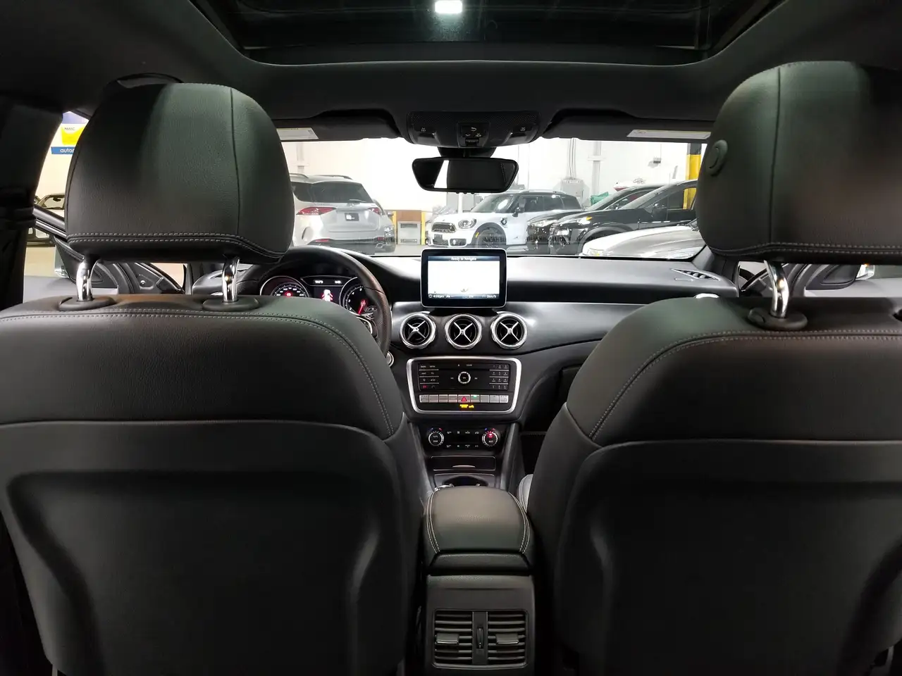Mercedes-Benz GLA снимка Mercedes-Benz GLA