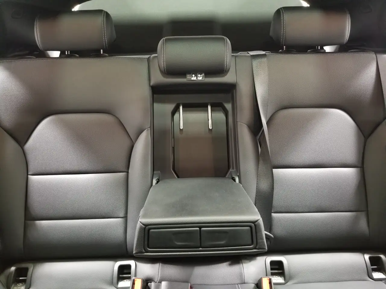 Mercedes-Benz GLA снимка Mercedes-Benz GLA