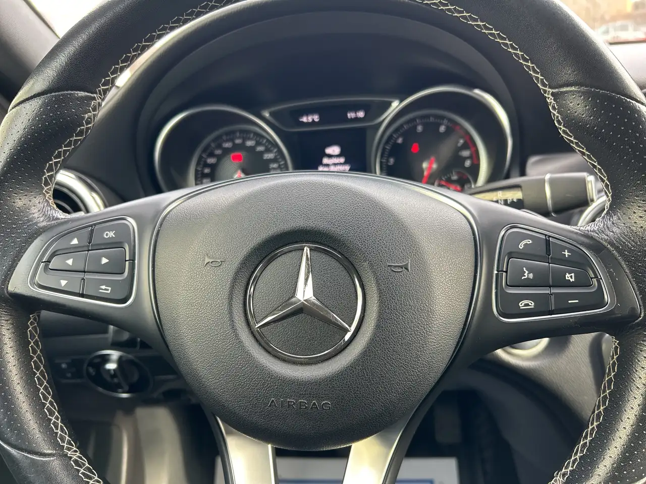 Mercedes-Benz GLA снимка Mercedes-Benz GLA