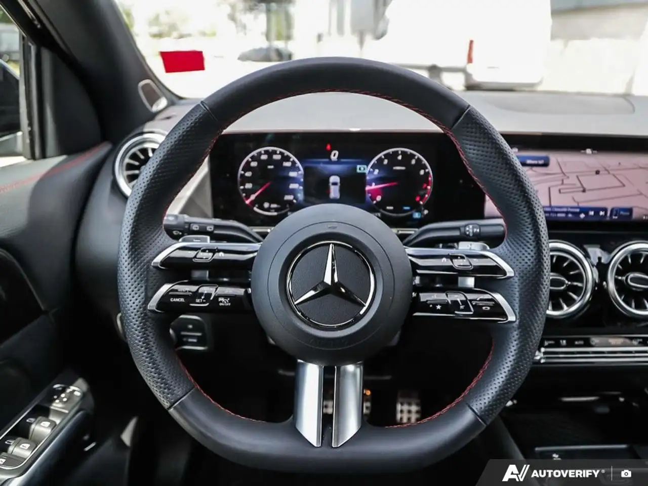 Mercedes-Benz GLA снимка Mercedes-Benz GLA