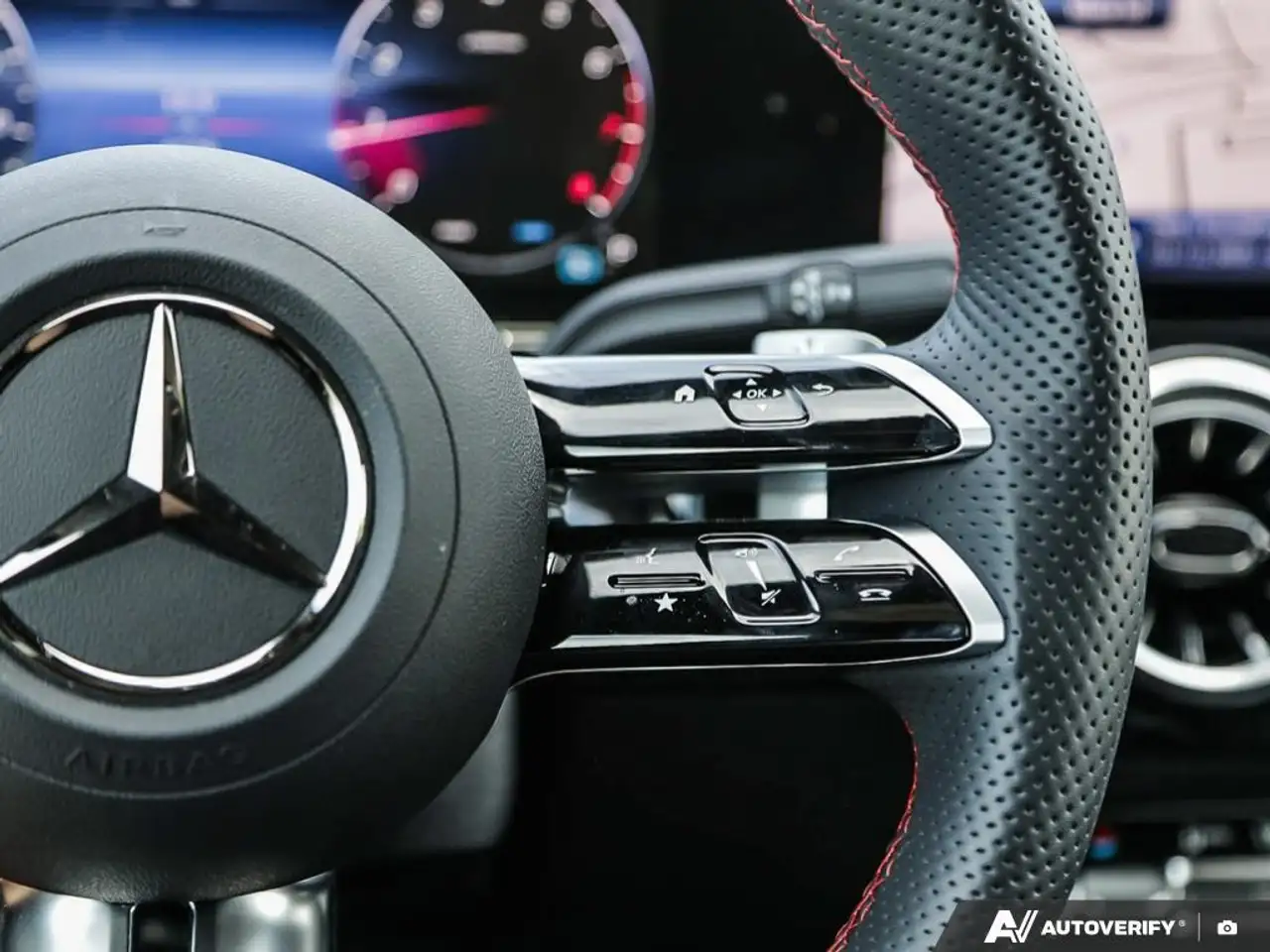 Mercedes-Benz GLA снимка Mercedes-Benz GLA