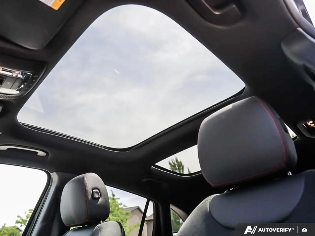 Mercedes-Benz GLA снимка Mercedes-Benz GLA