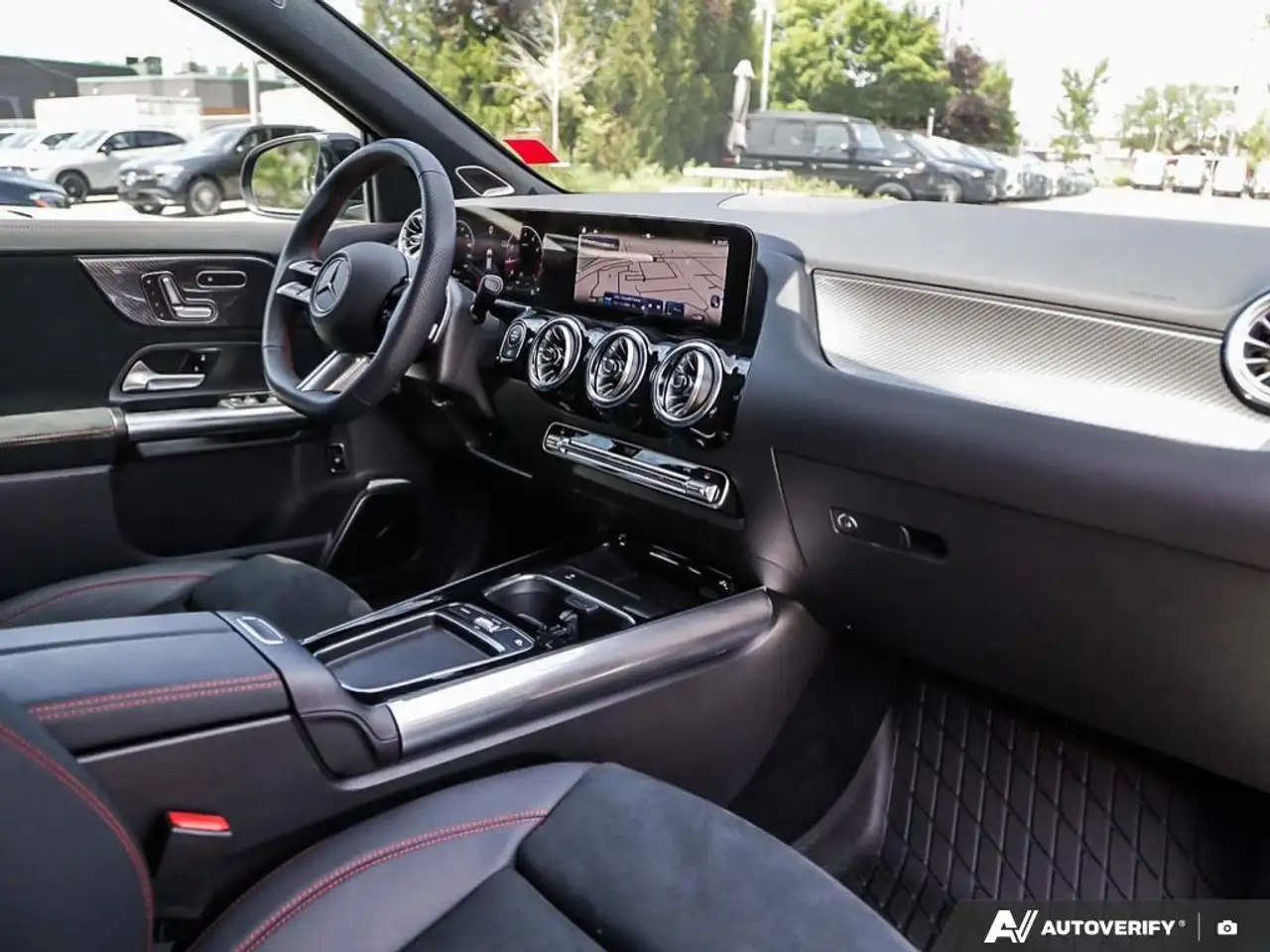 Mercedes-Benz GLA снимка Mercedes-Benz GLA