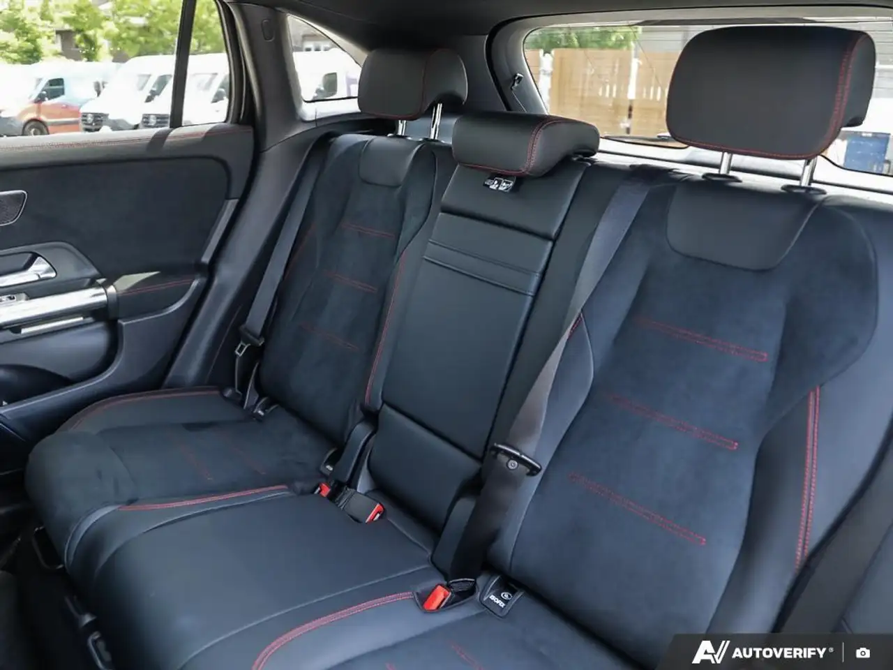 Mercedes-Benz GLA снимка Mercedes-Benz GLA