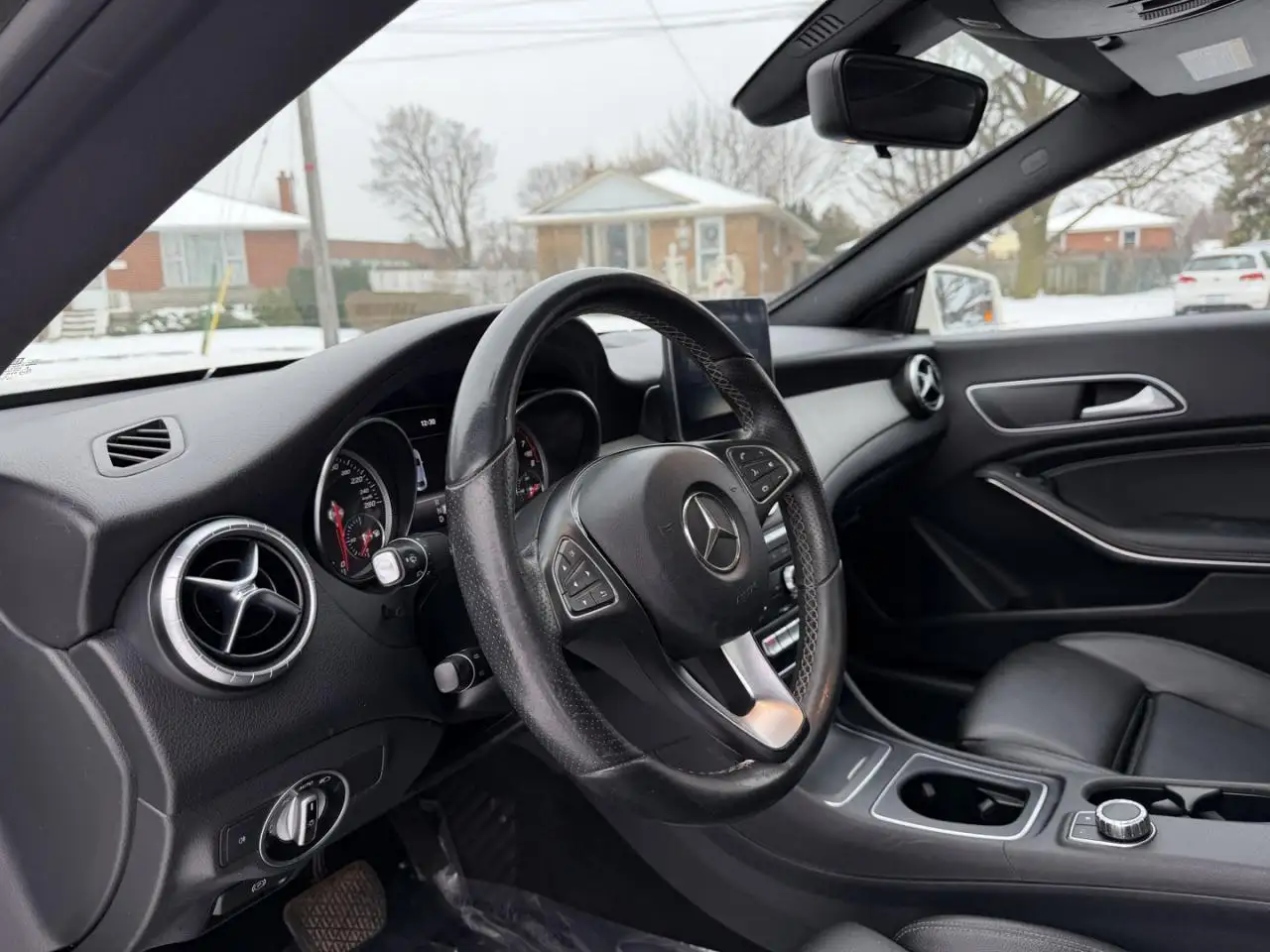 Mercedes-Benz CLA снимка Mercedes-Benz CLA