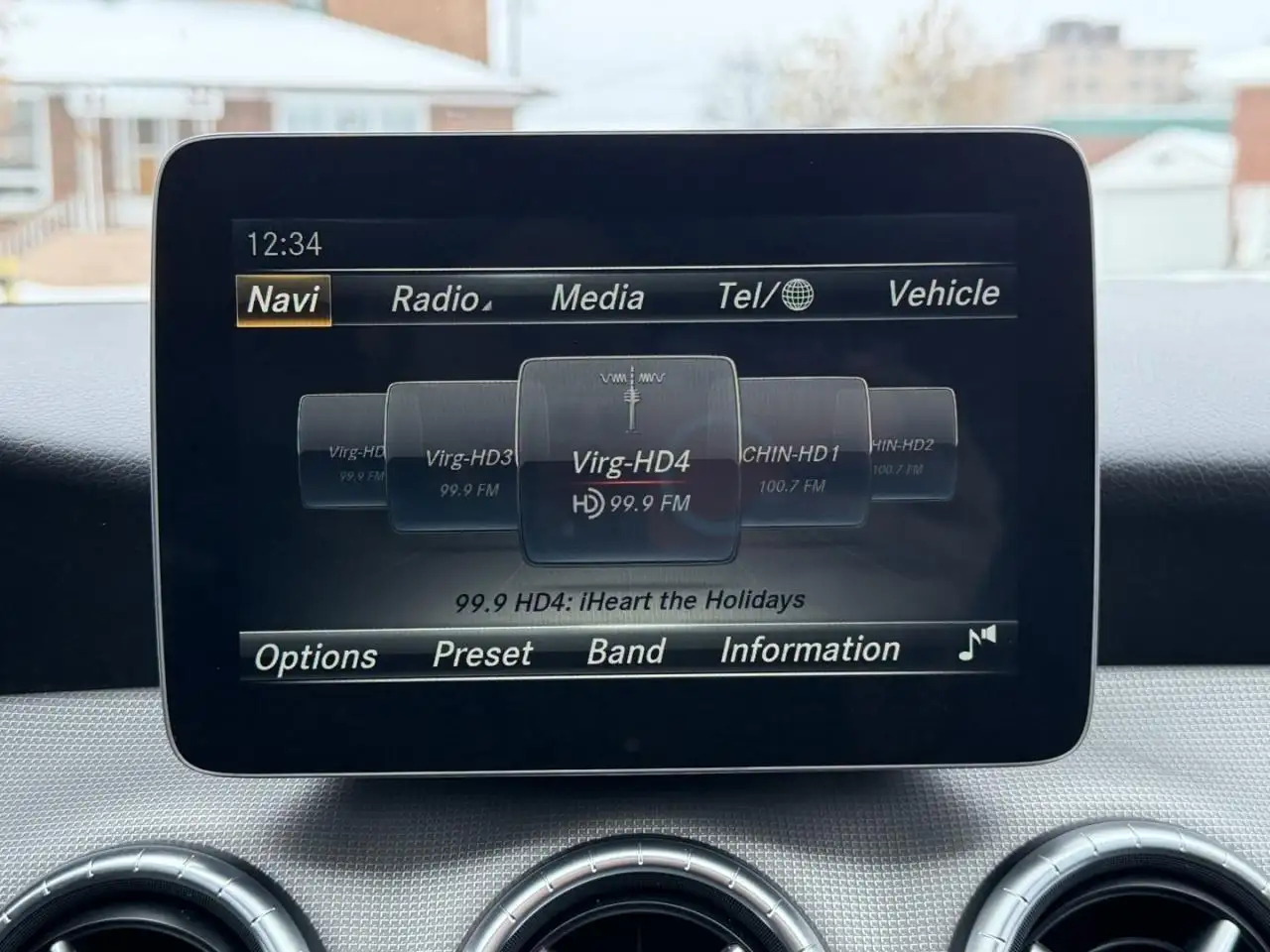 Mercedes-Benz CLA снимка Mercedes-Benz CLA