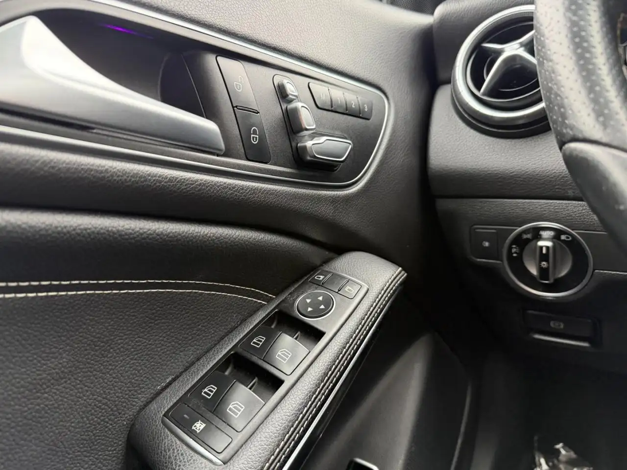 Mercedes-Benz CLA снимка Mercedes-Benz CLA