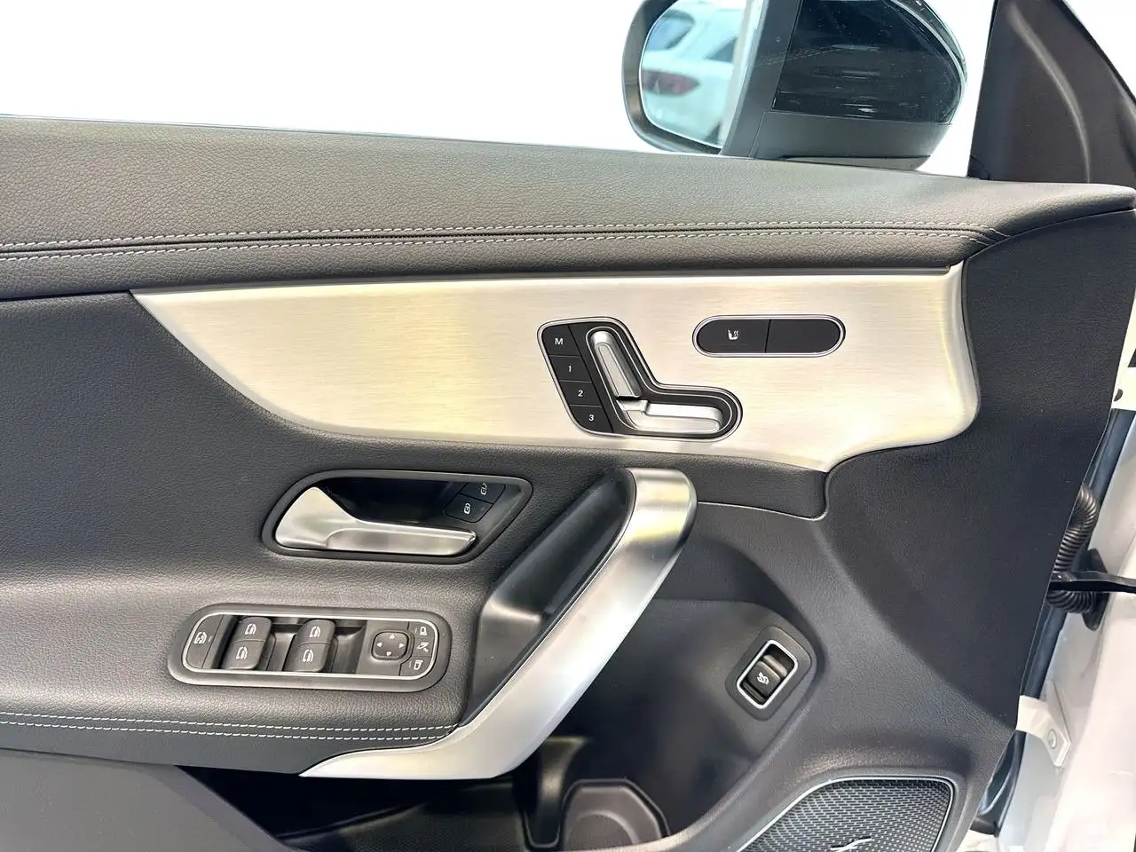 Mercedes-Benz CLA снимка Mercedes-Benz CLA