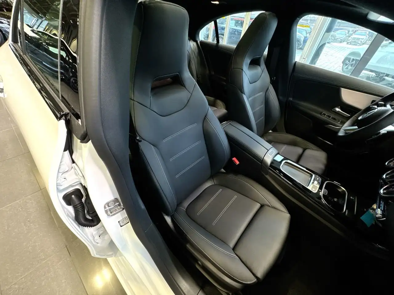 Mercedes-Benz CLA снимка Mercedes-Benz CLA