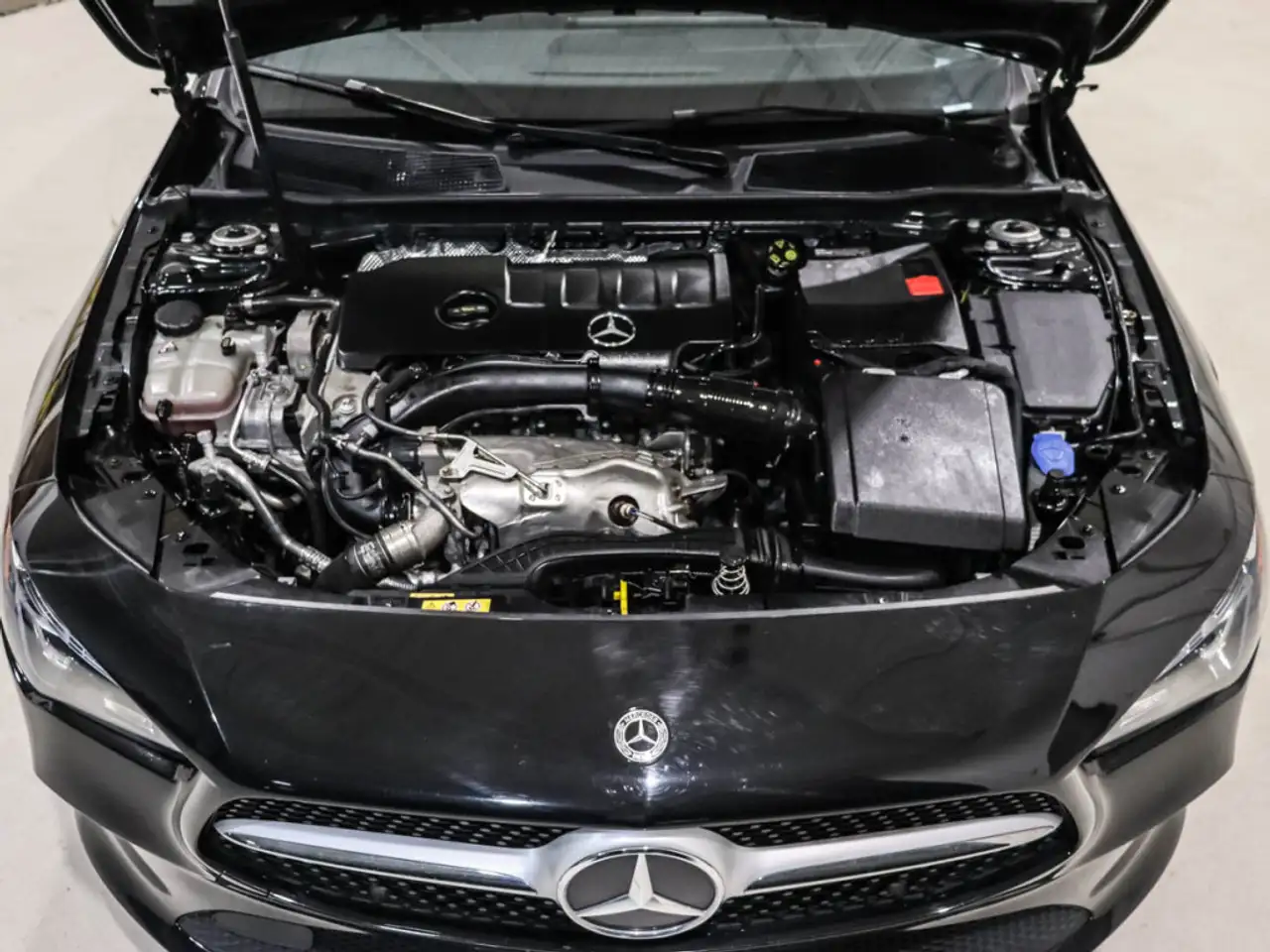 Mercedes-Benz CLA снимка Mercedes-Benz CLA