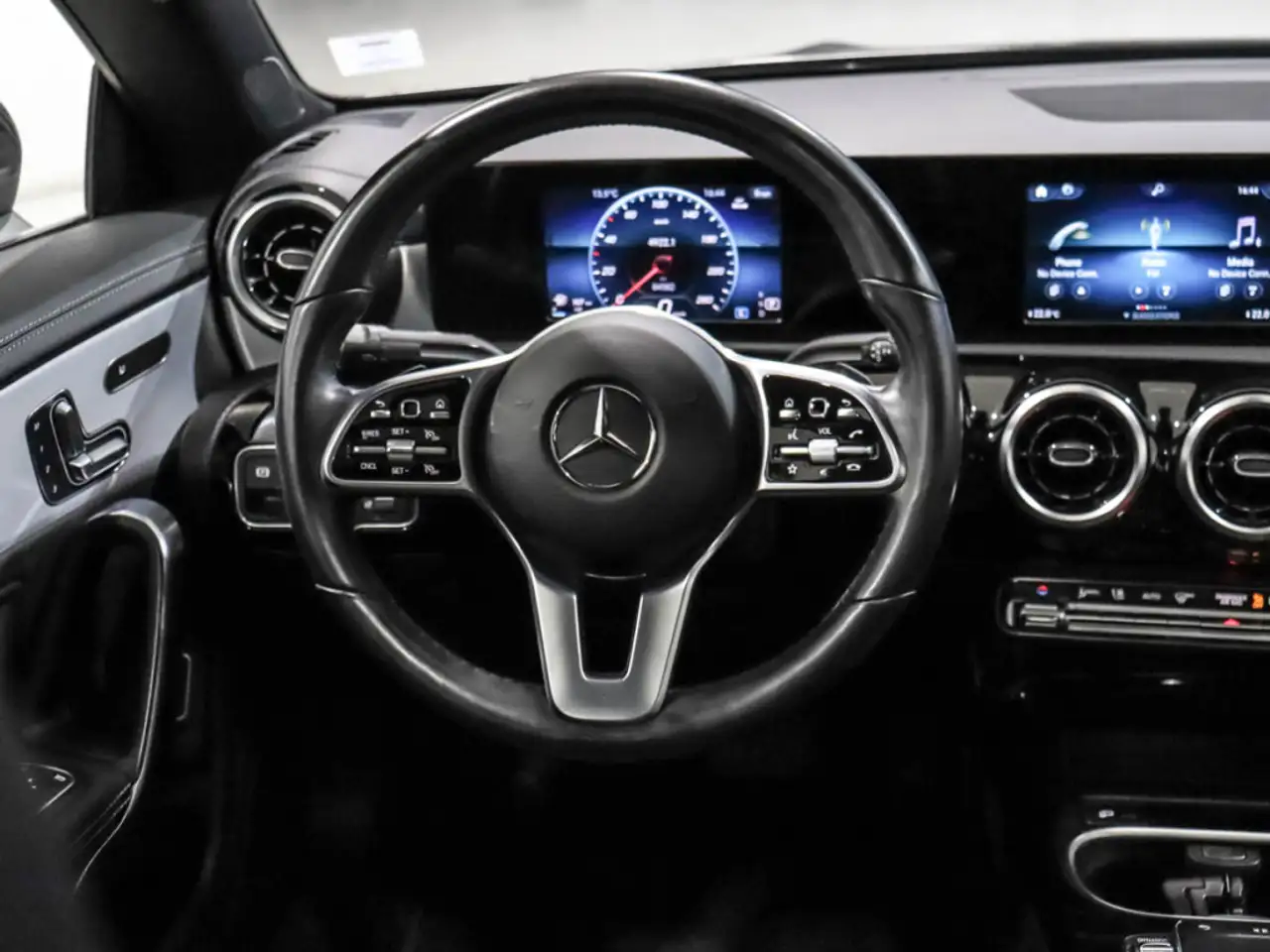 Mercedes-Benz CLA снимка Mercedes-Benz CLA