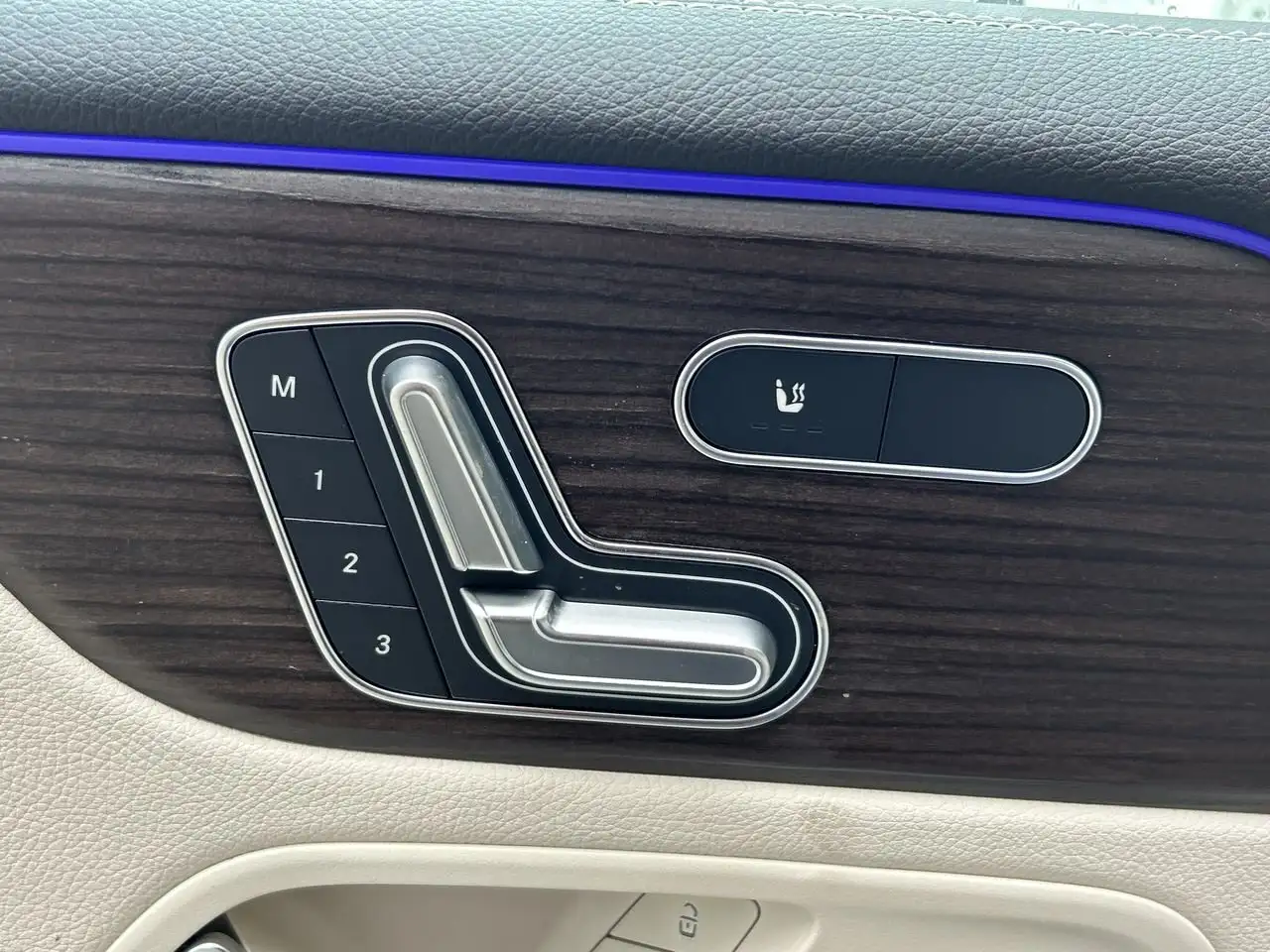 Mercedes-Benz GLB снимка Mercedes-Benz GLB