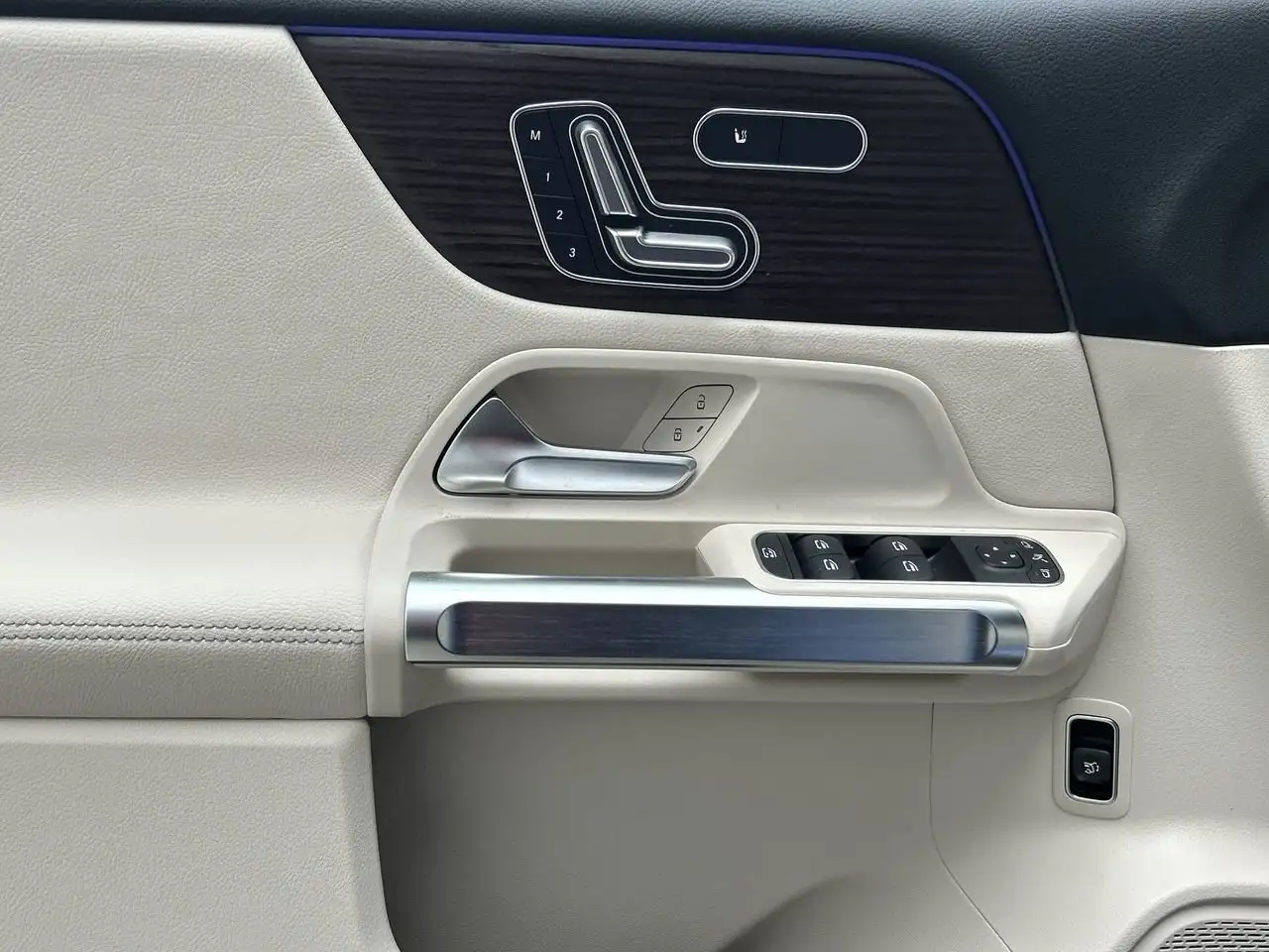 Mercedes-Benz GLB снимка Mercedes-Benz GLB