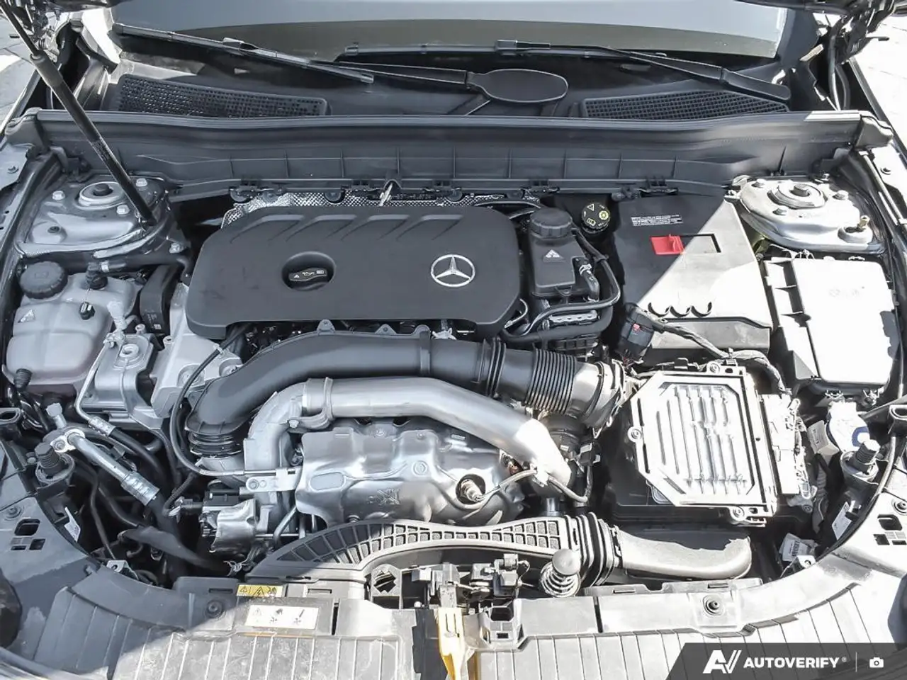 Mercedes-Benz GLB снимка Mercedes-Benz GLB