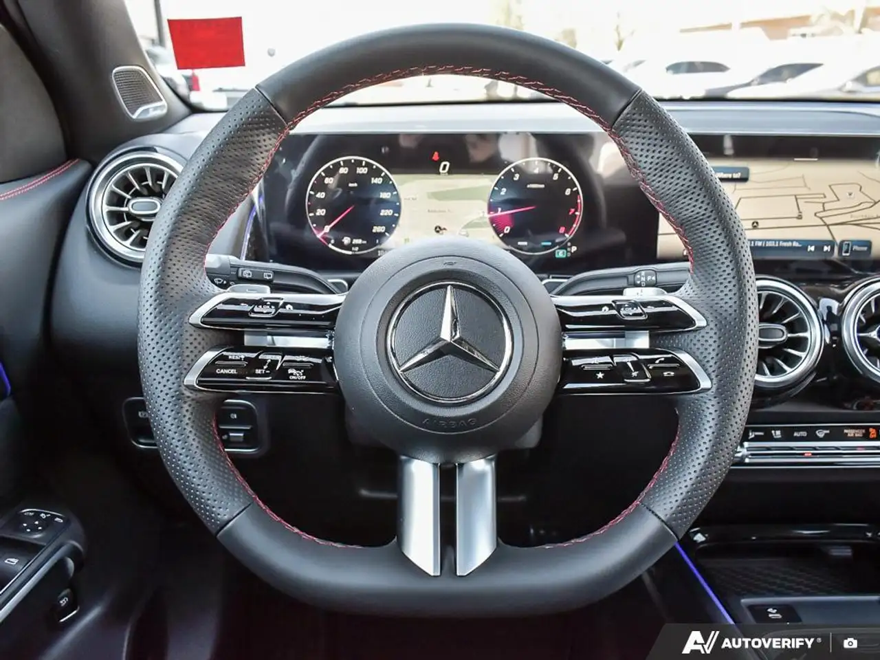 Mercedes-Benz GLB снимка Mercedes-Benz GLB