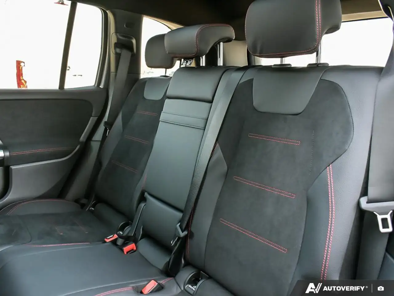 Mercedes-Benz GLB снимка Mercedes-Benz GLB