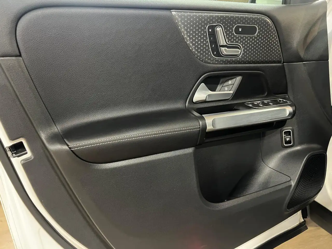 Mercedes-Benz GLB снимка Mercedes-Benz GLB