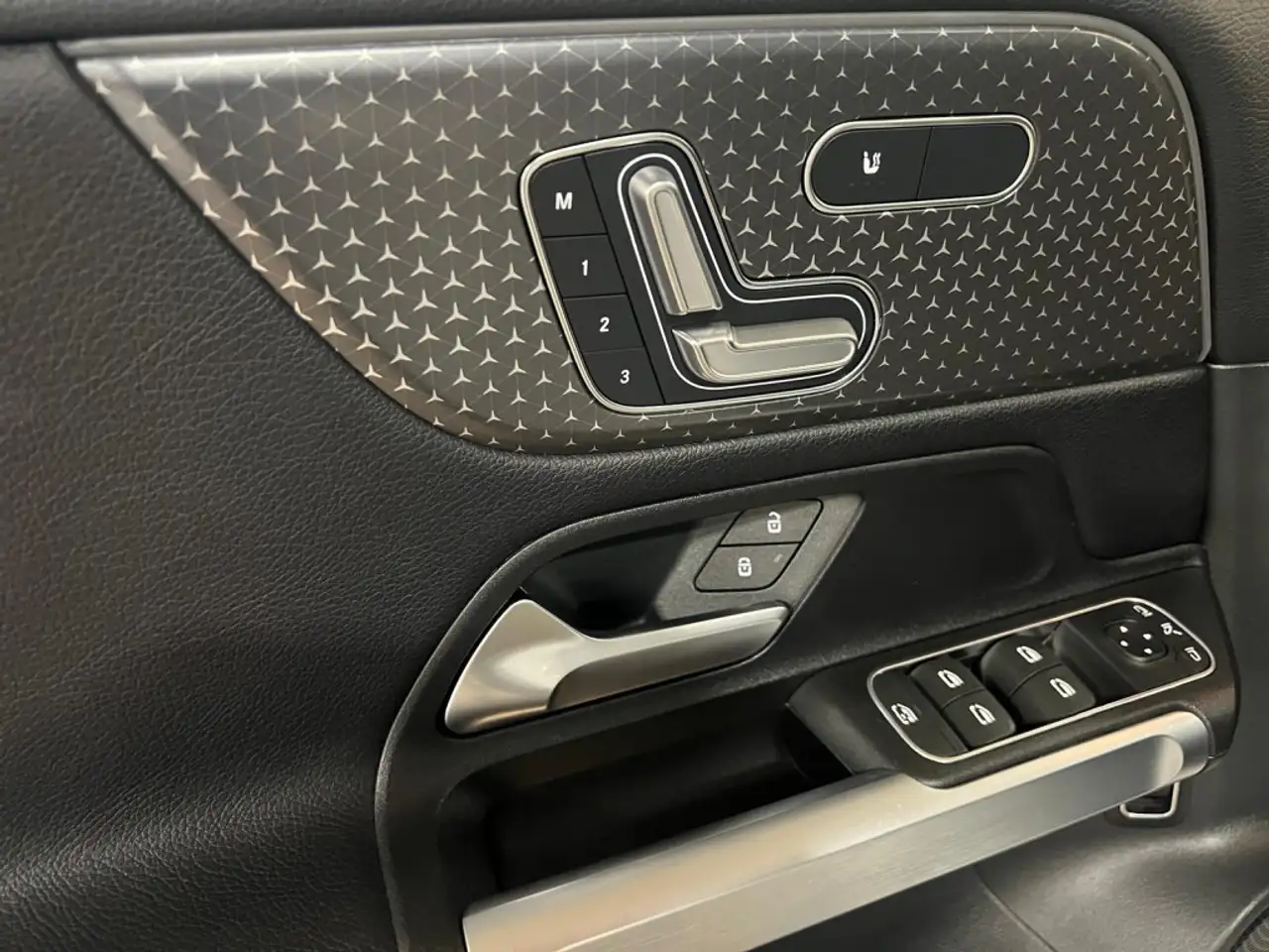 Mercedes-Benz GLB снимка Mercedes-Benz GLB