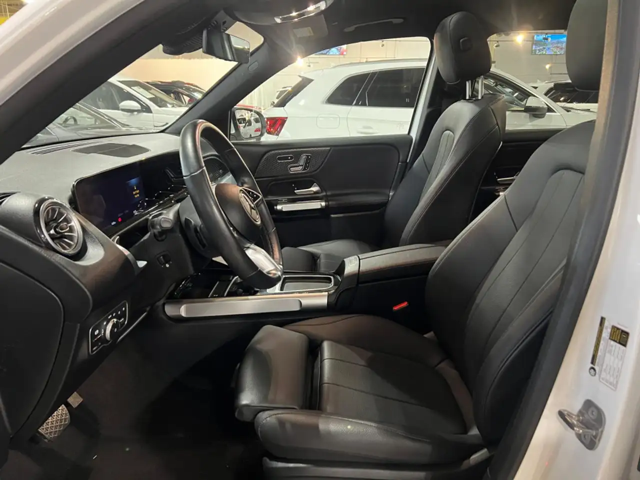 Mercedes-Benz GLB снимка Mercedes-Benz GLB