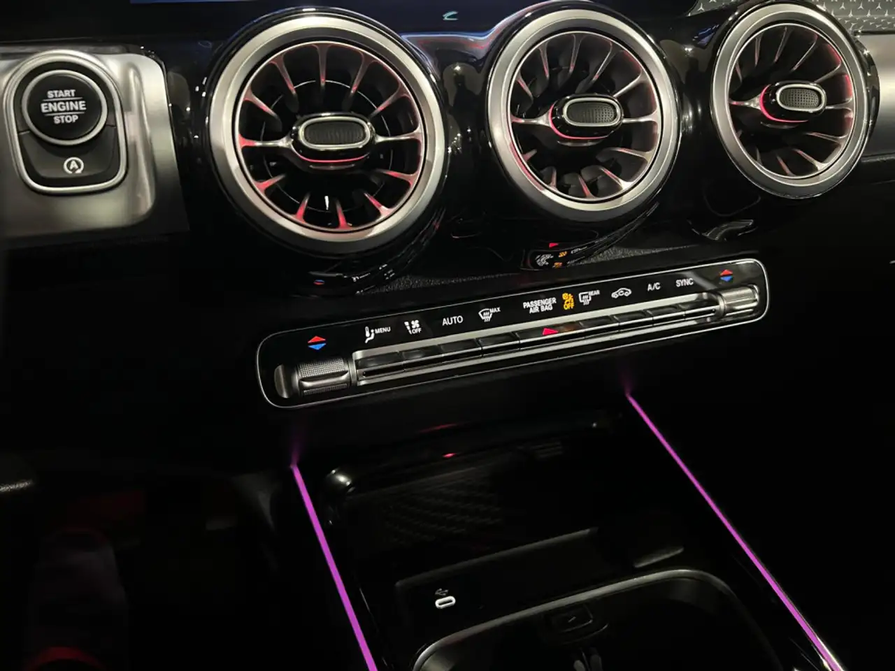 Mercedes-Benz GLB снимка Mercedes-Benz GLB