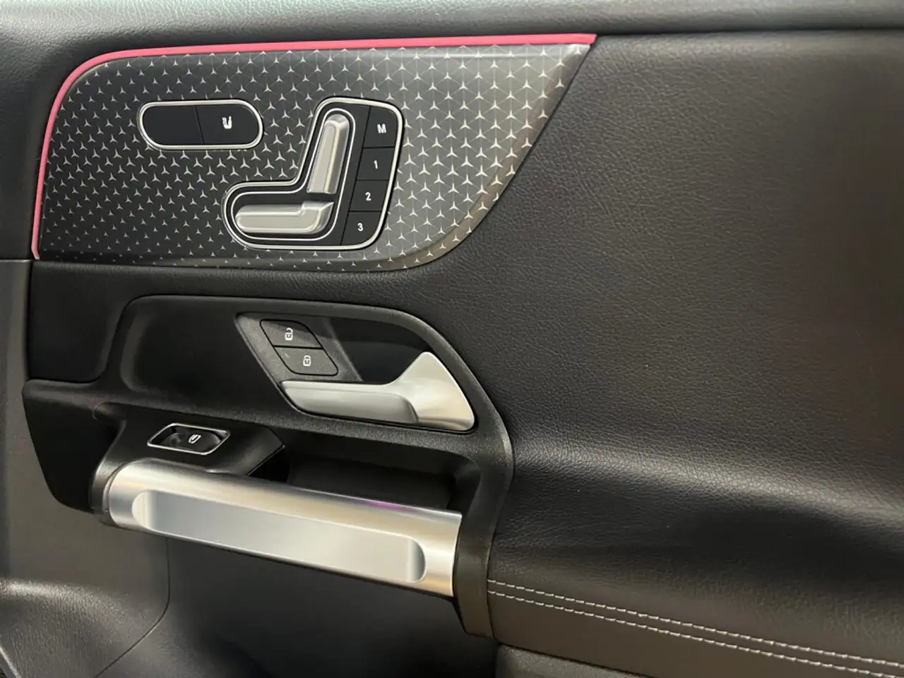 Mercedes-Benz GLB снимка Mercedes-Benz GLB