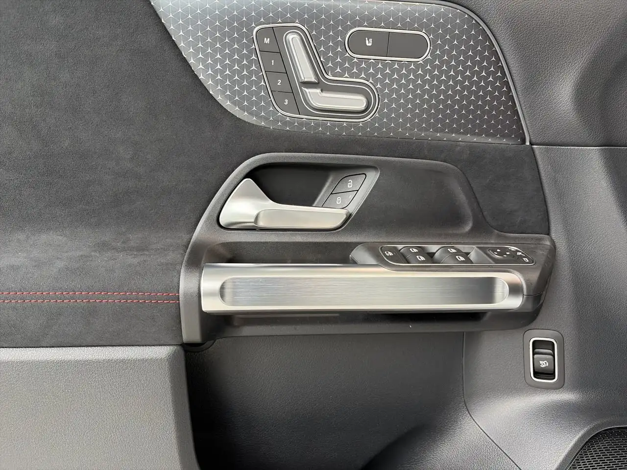 Mercedes-Benz GLB снимка Mercedes-Benz GLB