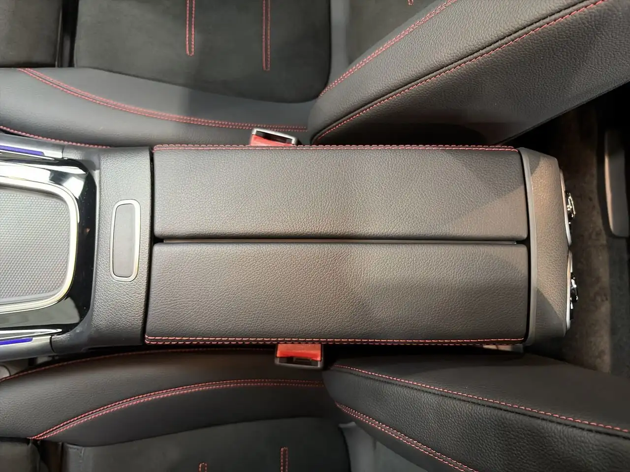 Mercedes-Benz GLB снимка Mercedes-Benz GLB