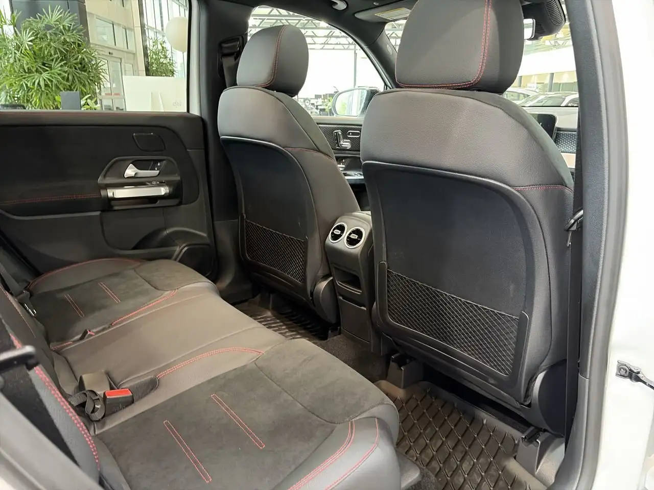 Mercedes-Benz GLB снимка Mercedes-Benz GLB