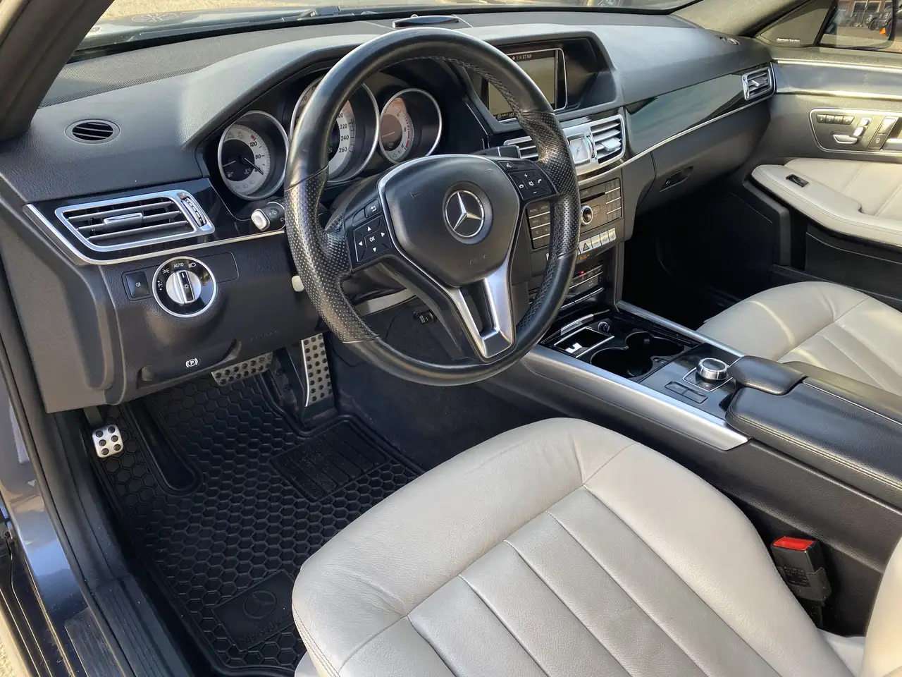 Mercedes-Benz E-Class снимка Mercedes-Benz E-Class