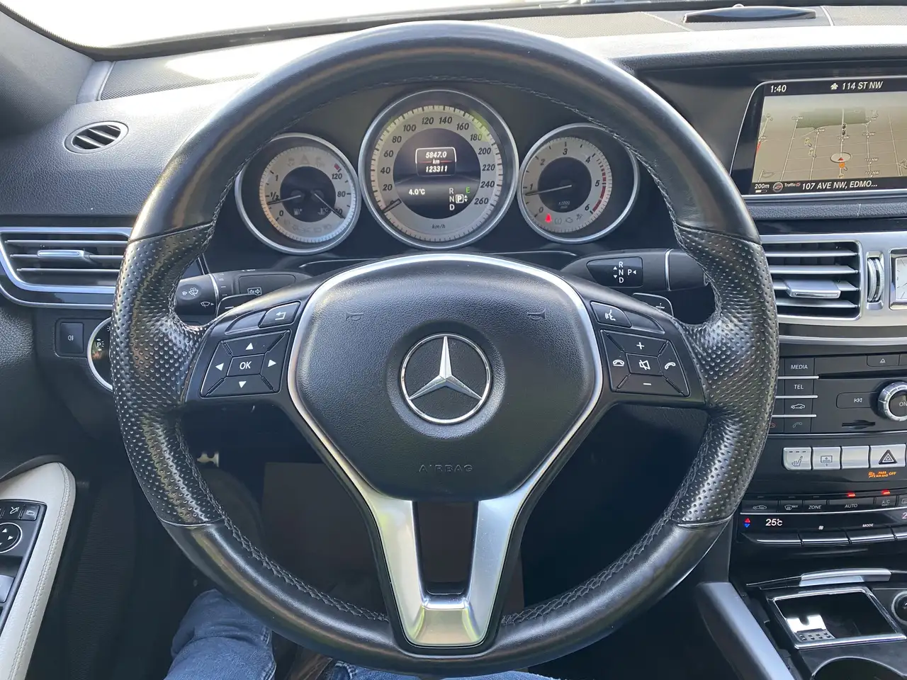 Mercedes-Benz E-Class снимка Mercedes-Benz E-Class