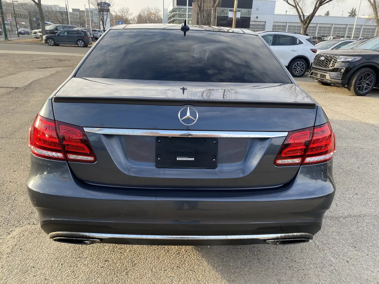 Mercedes-Benz E-Class снимка Mercedes-Benz E-Class