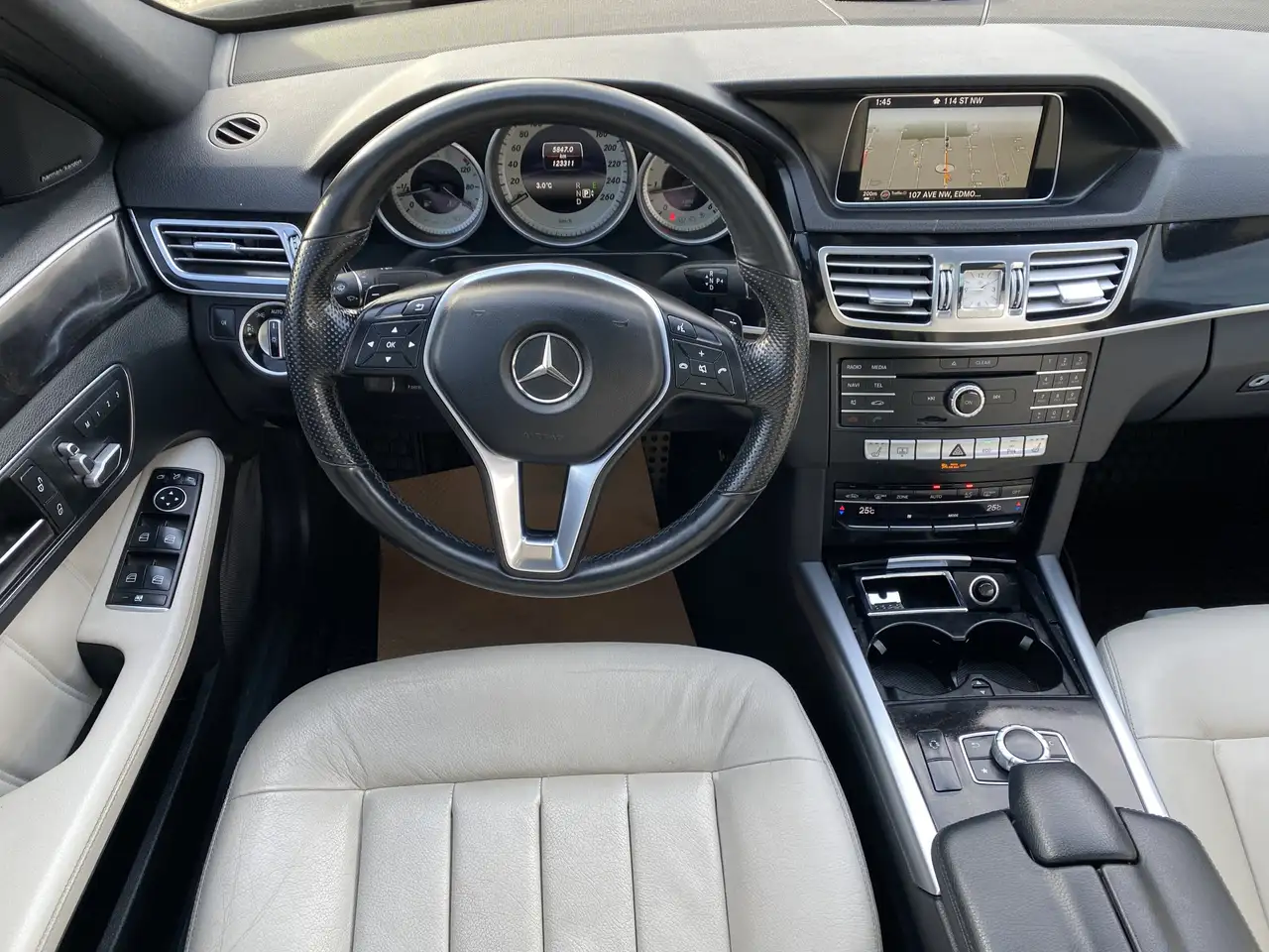 Mercedes-Benz E-Class снимка Mercedes-Benz E-Class