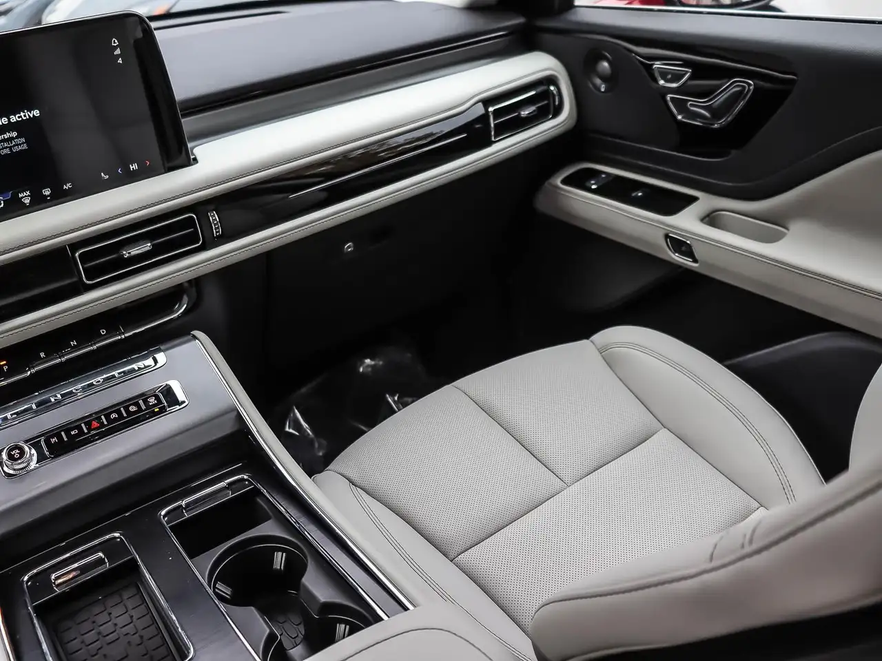 Lincoln Aviator снимка Lincoln Aviator