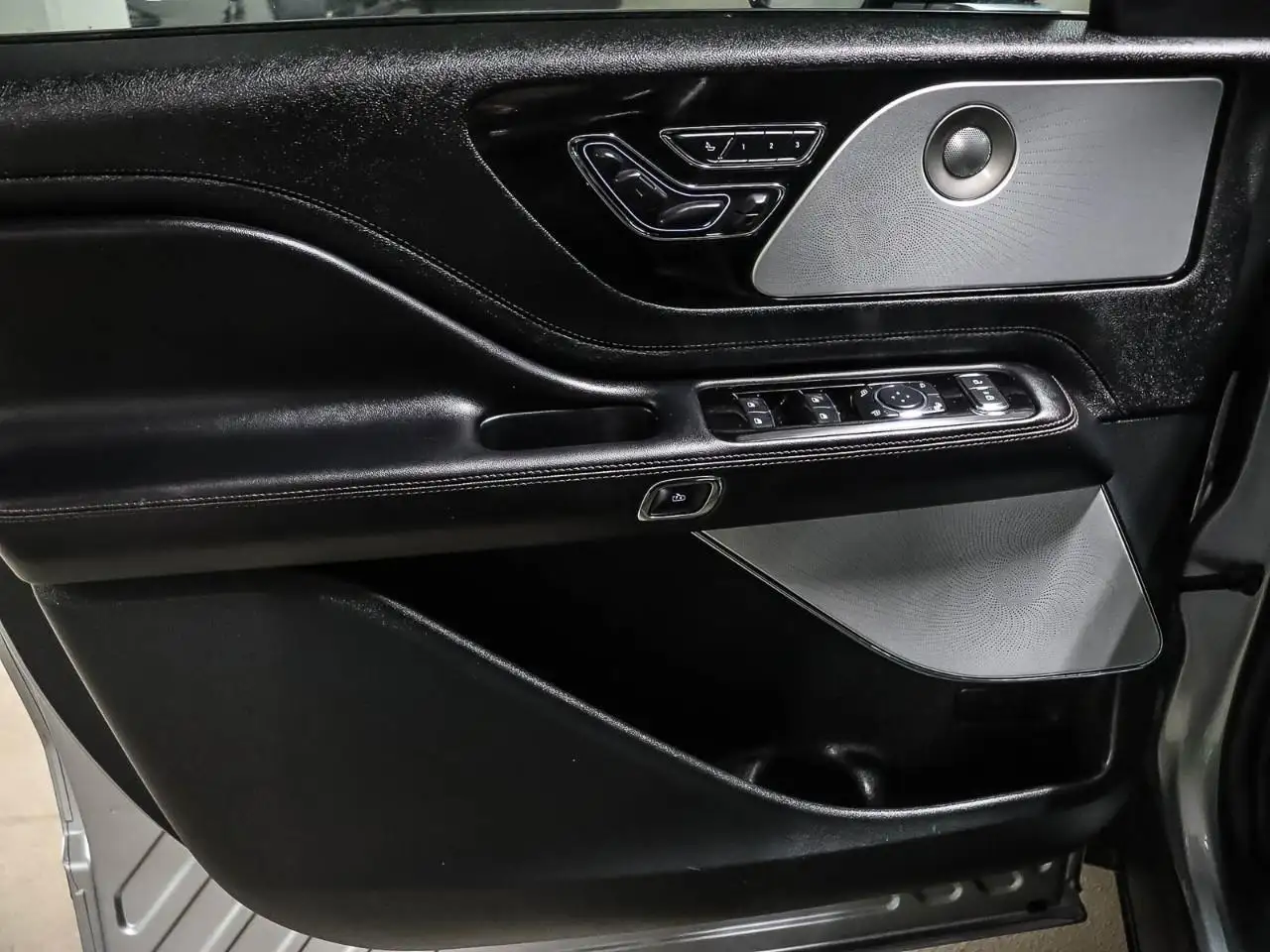Lincoln Aviator снимка Lincoln Aviator