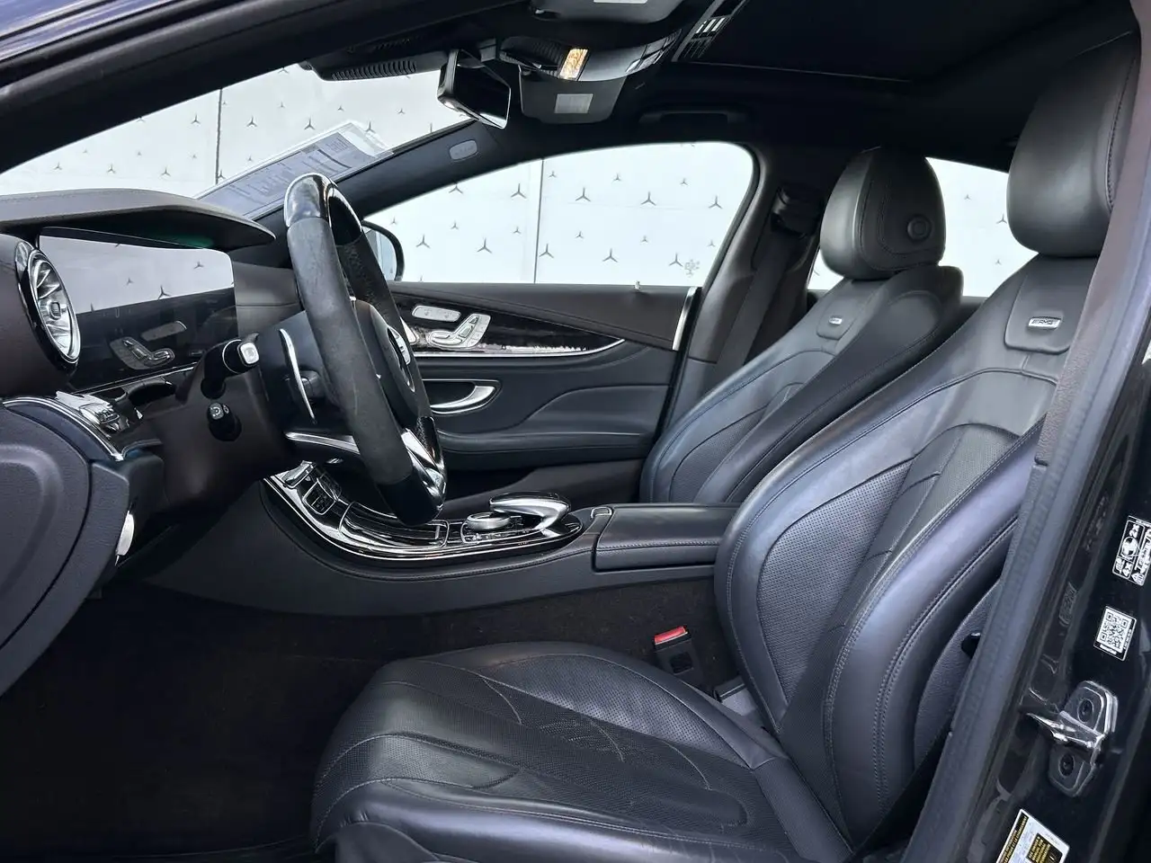 Mercedes-Benz CLS снимка Mercedes-Benz CLS