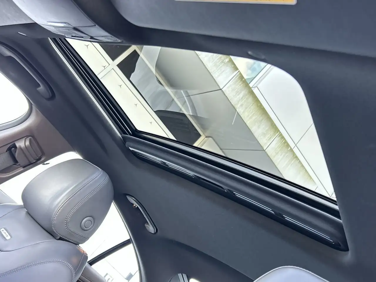 Mercedes-Benz CLS снимка Mercedes-Benz CLS