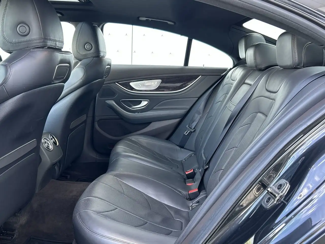 Mercedes-Benz CLS снимка Mercedes-Benz CLS