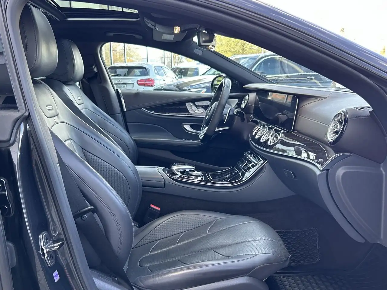 Mercedes-Benz CLS снимка Mercedes-Benz CLS