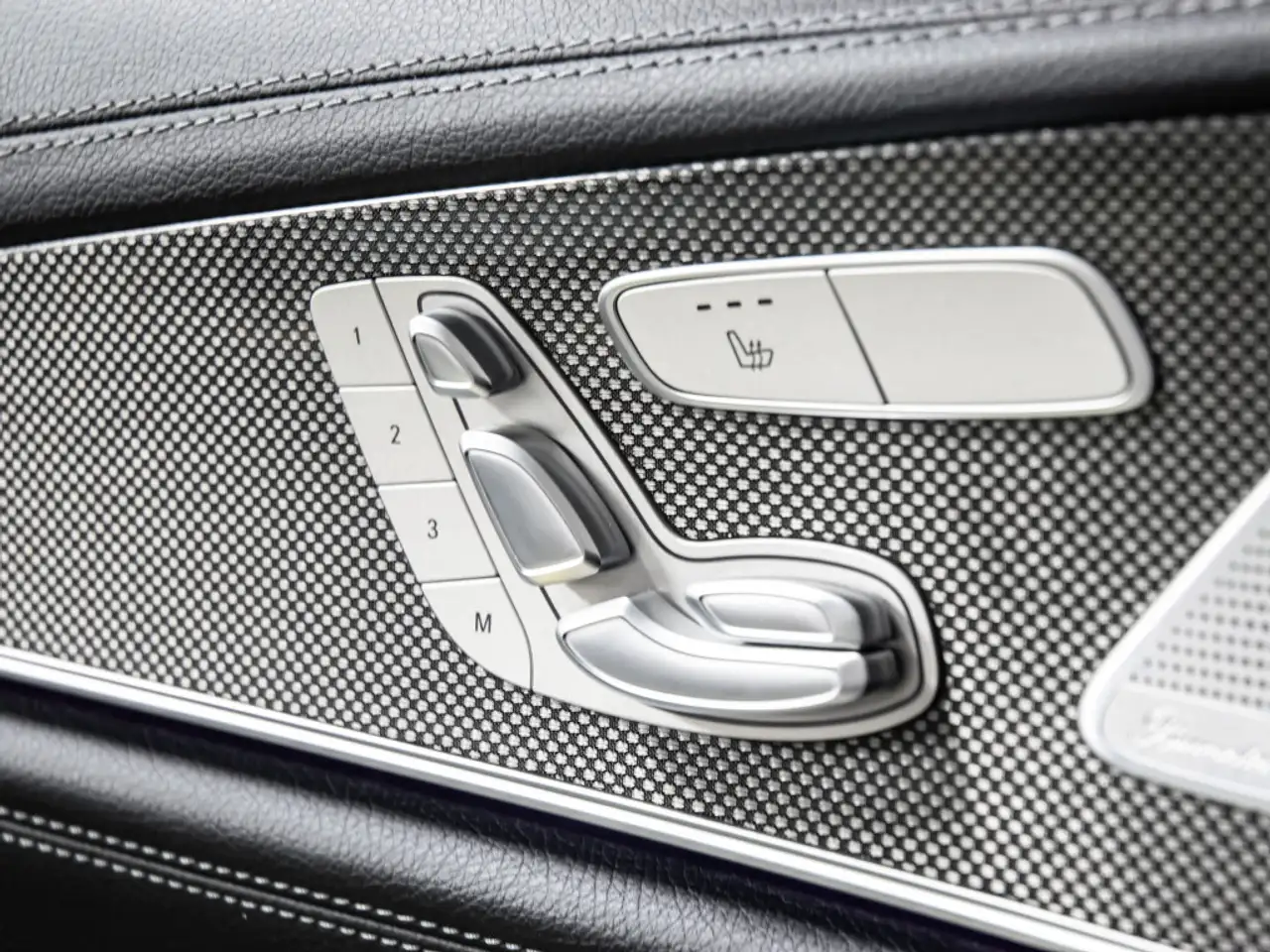 Mercedes-Benz CLS снимка Mercedes-Benz CLS