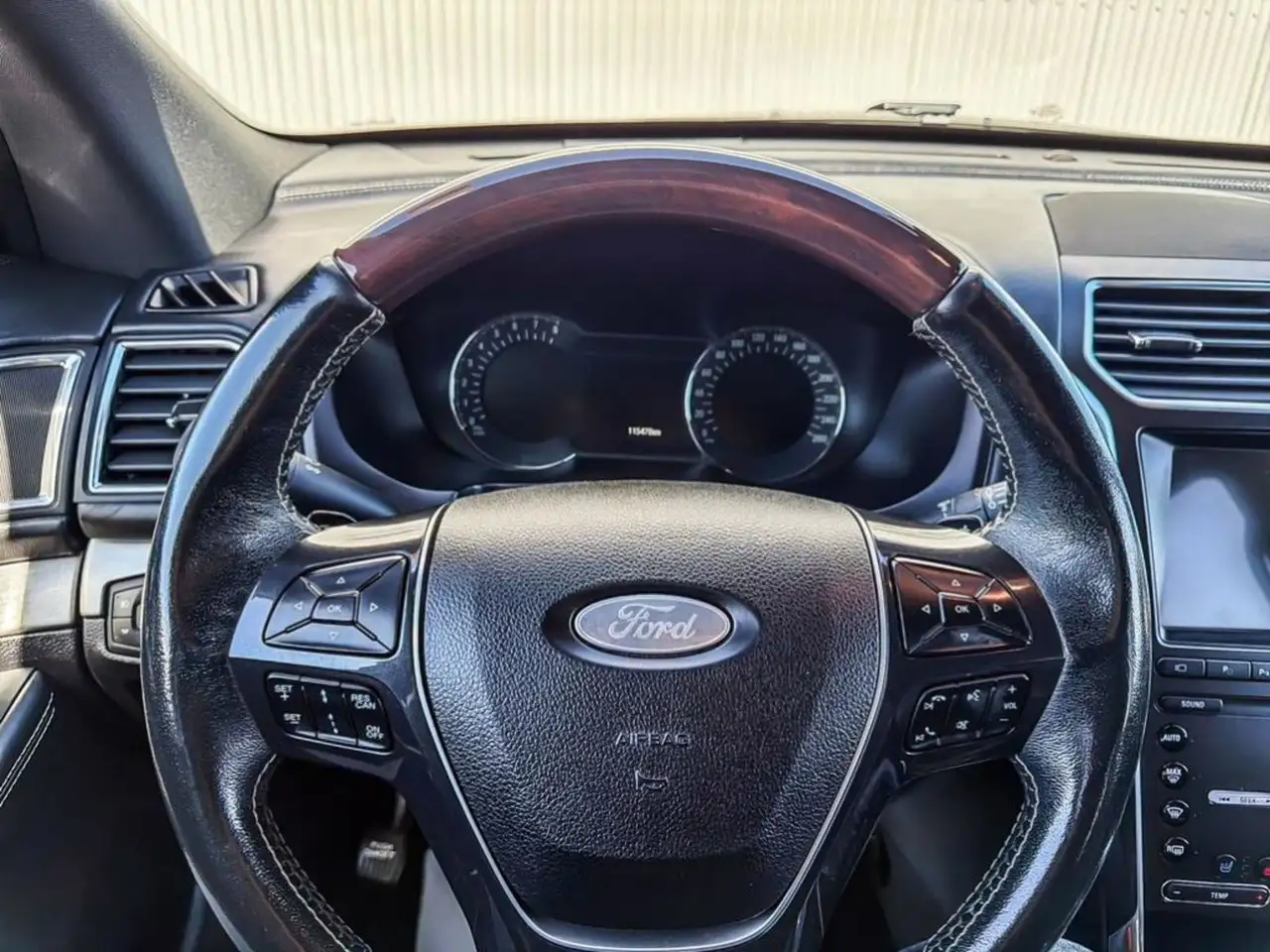 Ford Explorer photo Ford Explorer