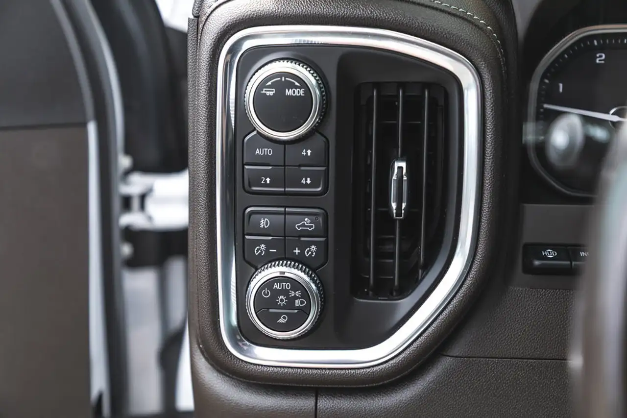 GMC Sierra 3500HD снимка GMC Sierra 3500HD