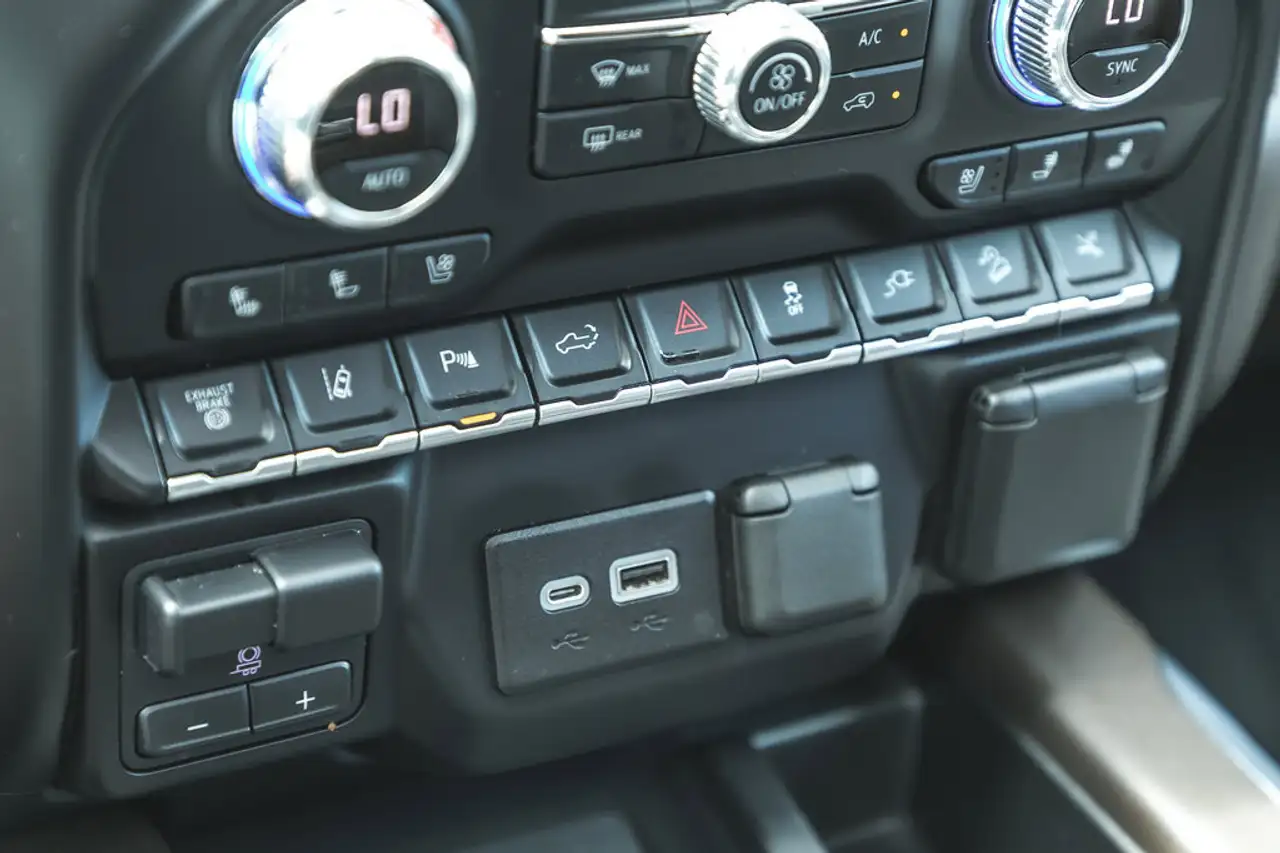 GMC Sierra 3500HD снимка GMC Sierra 3500HD
