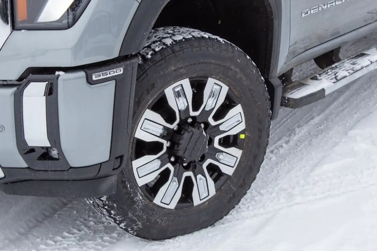 GMC Sierra 3500HD снимка GMC Sierra 3500HD