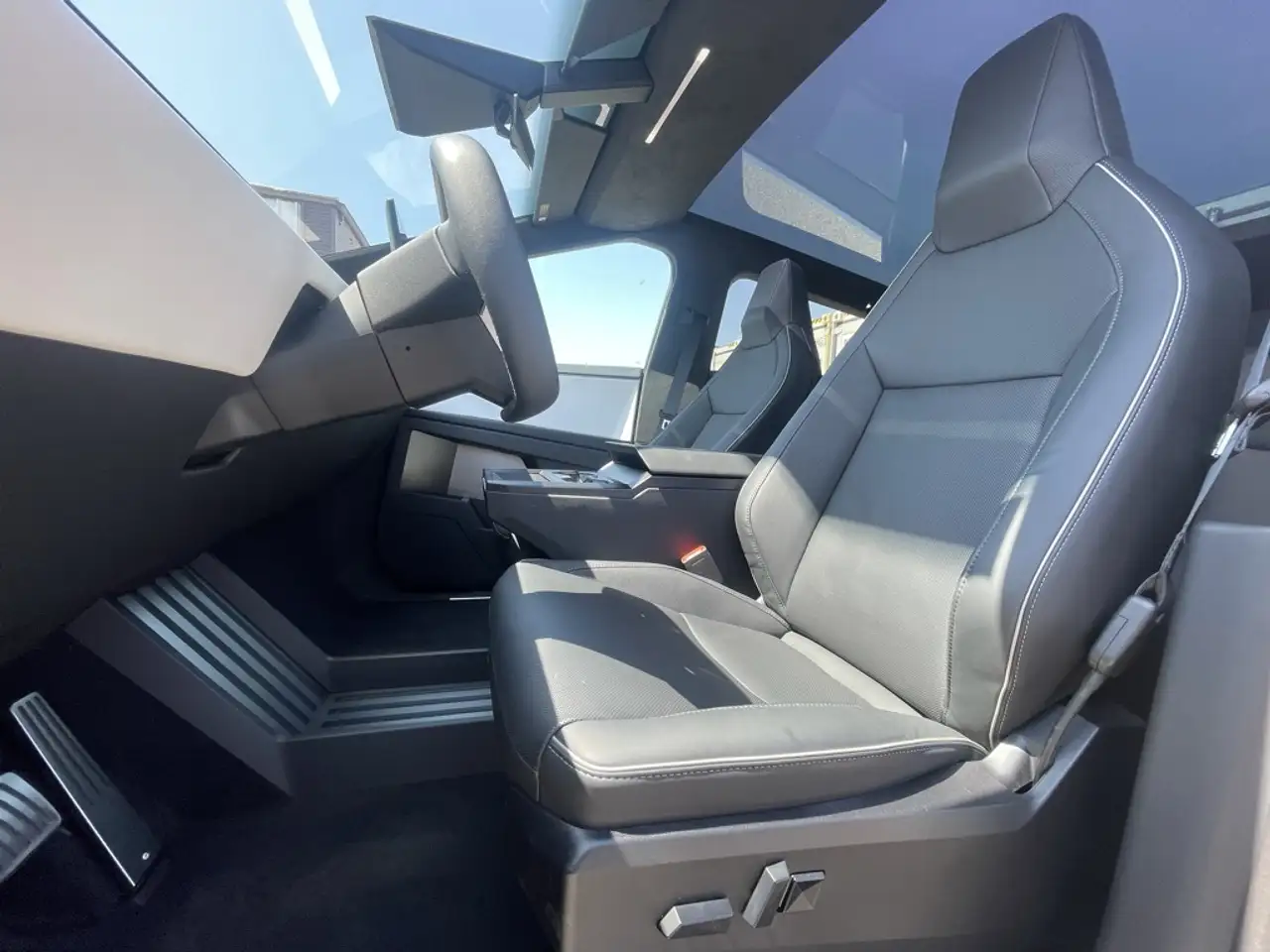 Tesla Cybertruck photo Tesla Cybertruck