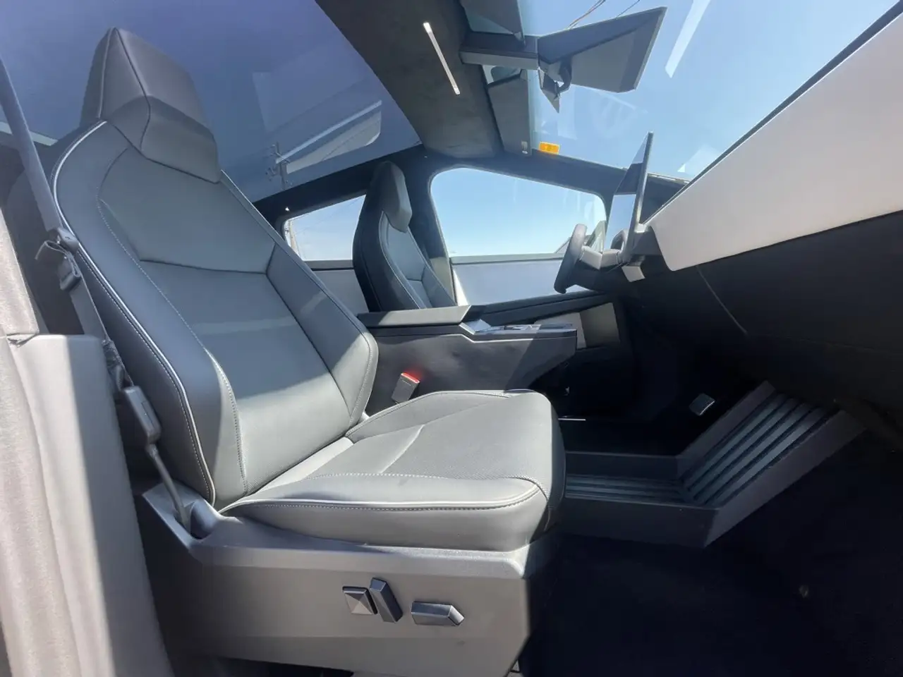 Tesla Cybertruck photo Tesla Cybertruck