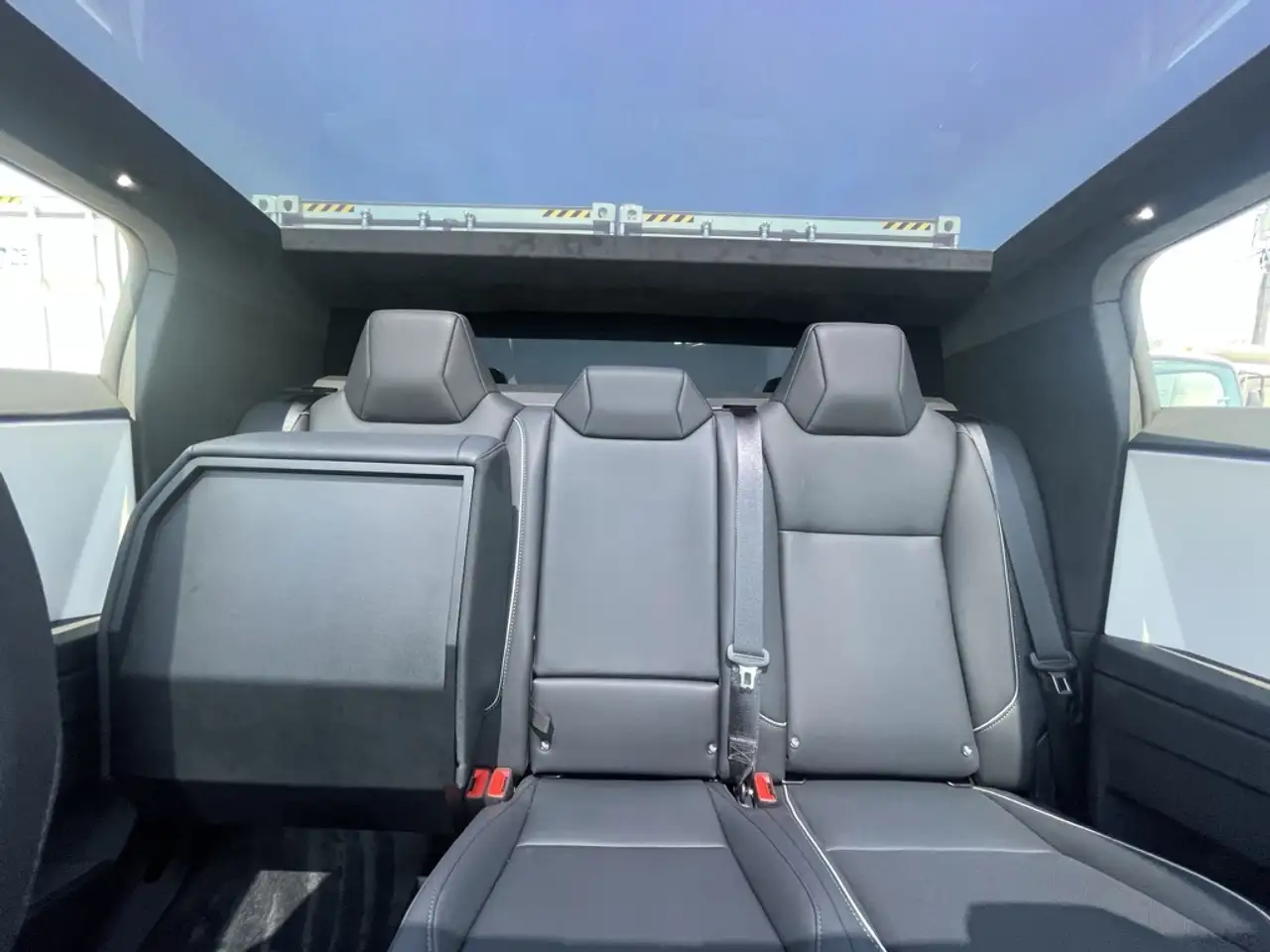 Tesla Cybertruck photo Tesla Cybertruck