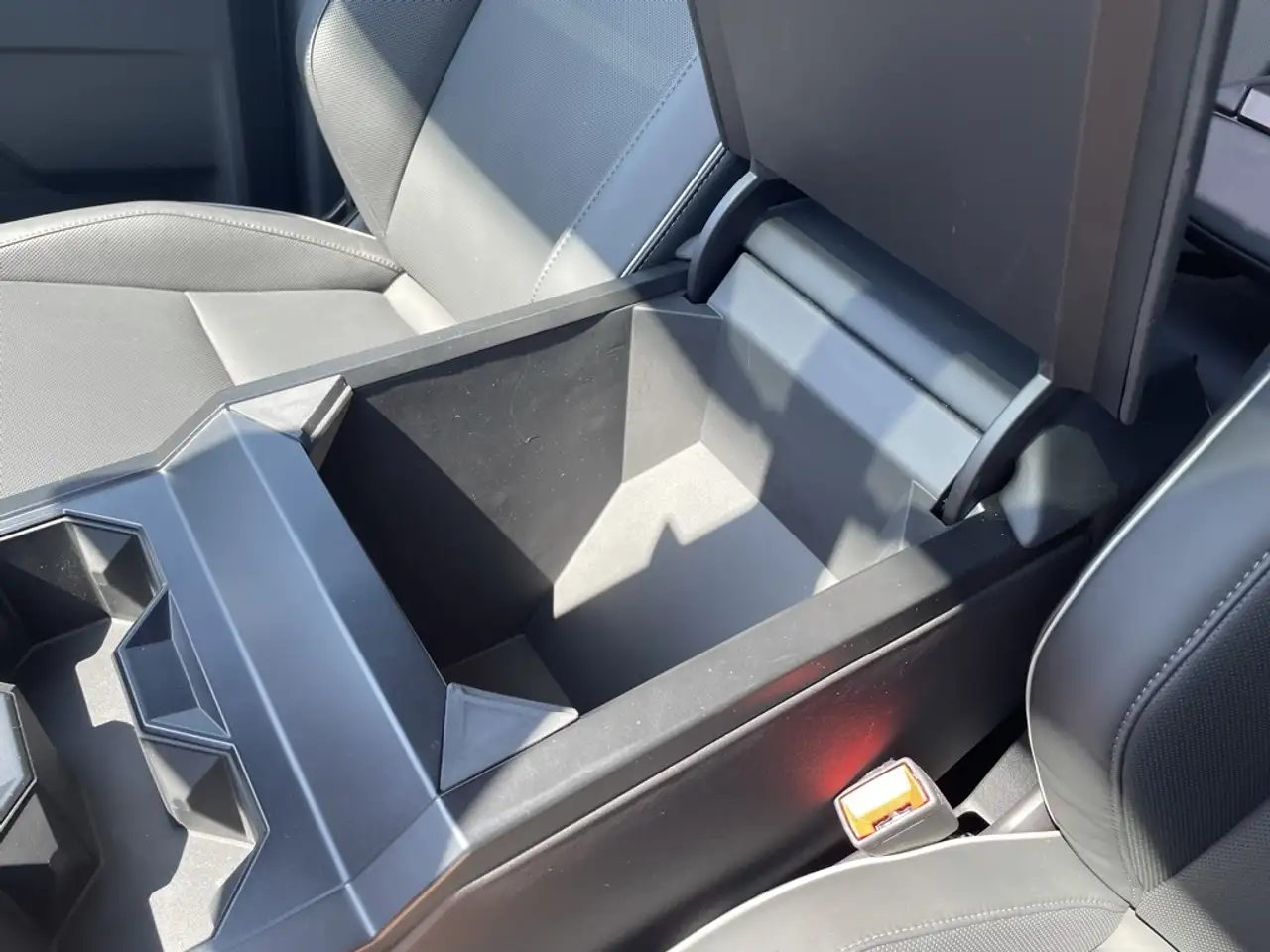 Tesla Cybertruck photo Tesla Cybertruck