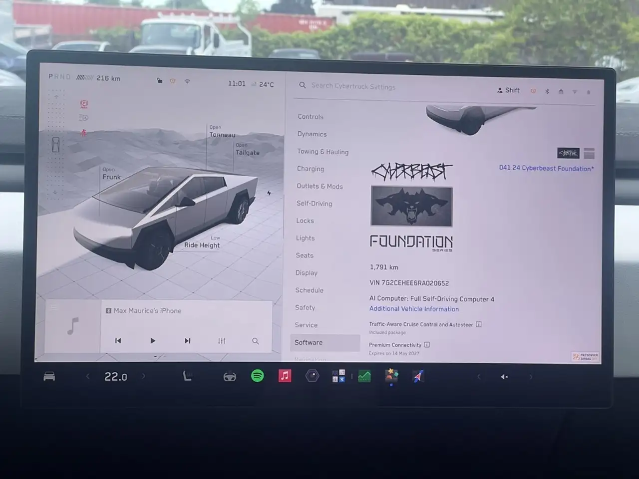 Tesla Cybertruck photo Tesla Cybertruck