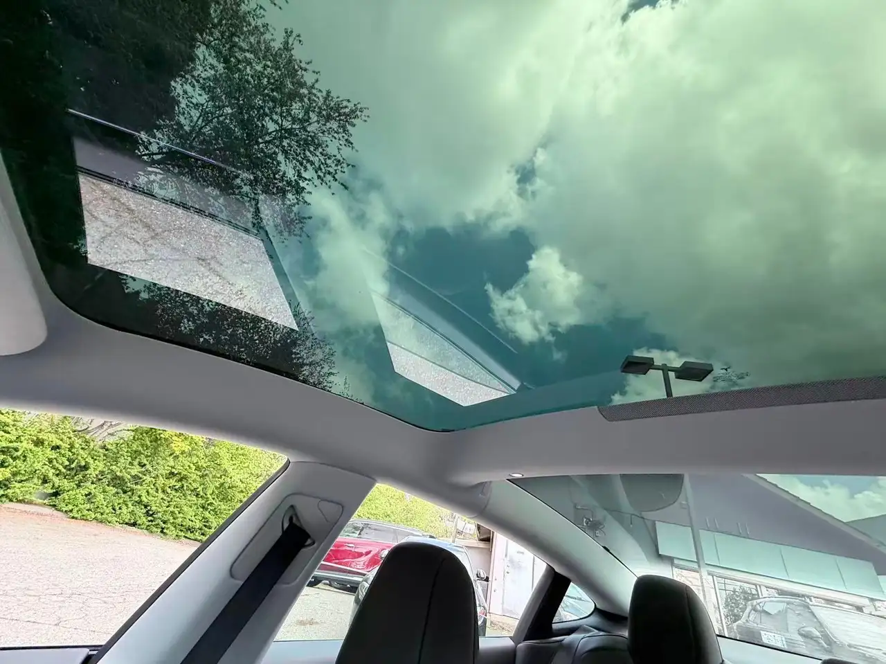 Tesla Model 3 снимка Tesla Model 3