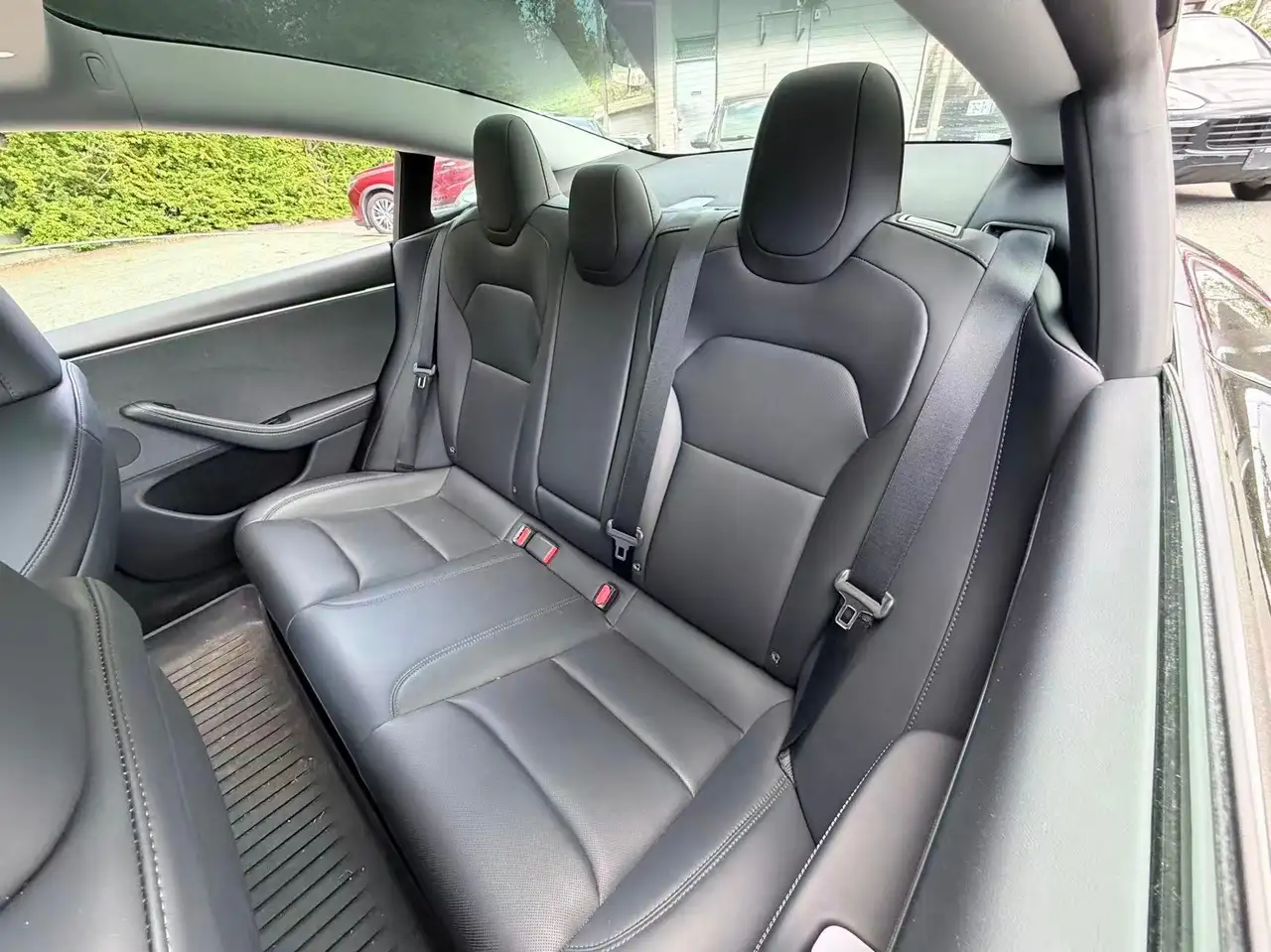 Tesla Model 3 снимка Tesla Model 3